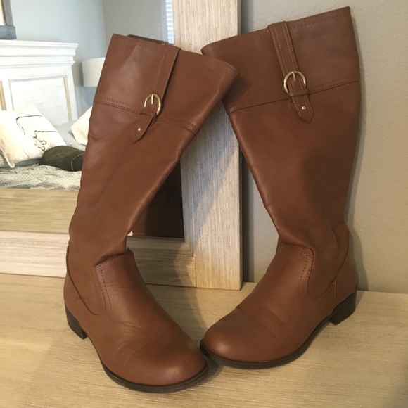 Camel colored zip up boots - Picture 3 of 4